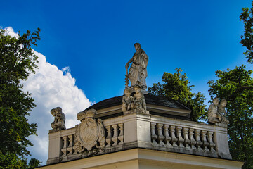 Obraz premium Steinstatue auf einem Dach 