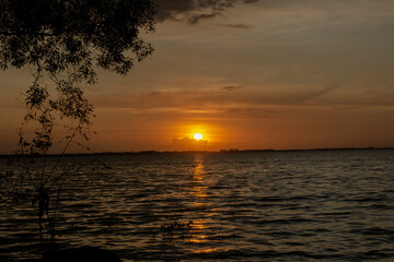 Obraz premium sunset in the lake