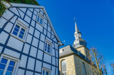 Historisches Fachwerkhaus und Kirche in Wuppertal Cronenberg