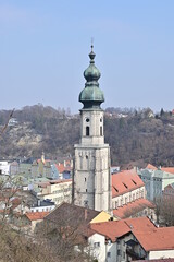 Fototapeta premium Kirchturm der Kirche St. Jakob in Burghausen, Bayern, Deutschland, 19.03.2022, bei blauem Himmel im Frühling