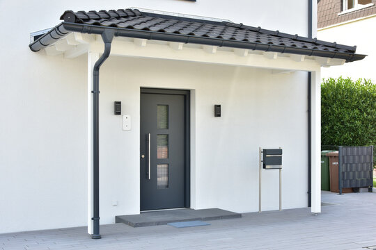 Moderner Hauseingangsbereich an einem neu gebauten Einfamilien-Wohnhaus