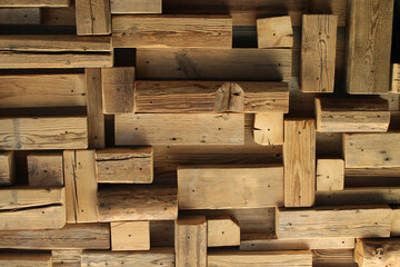 tło stare drewniane belki w nierównych kształtach 