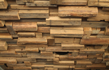 Fototapeta premium tło stare drewniane belki w nierównych kształtach 