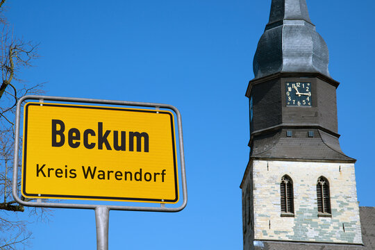 Ortstafel Beckum, Kreis Warendorf, St. Stephanus im Hintergrund