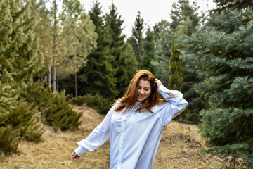 Naklejka premium woman in the woods