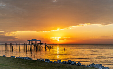 Obraz premium A Sunset View at Fairhope, Alabama Pier