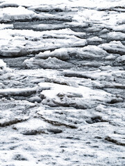 Schwarzwei&szlig;e Aufnahme von Eisschollen auf gefrorenem Wasser