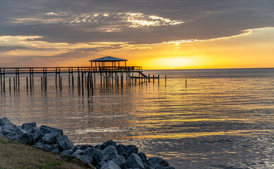 Obraz premium A Sunset View at Fairhope, Alabama Pier