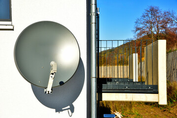 Satelliten-Anlage an der Fassade eines neu gebauten Wohngebäudes