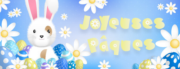 Texte jaune «Joyeuses Pâques», avec un mignon lapin blanc derriere des oeufs colorés et des fleurs sur un fond bleu
