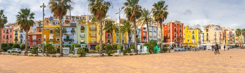 Fototapeta na wymiar Panorámica Fachadas de vivos colores de las casas de la Playa de Villajoyosa o Villa Joiosa