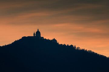 Obraz premium Silhouette of Superga Basilica upon a hill at sunset Italy