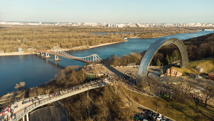 Monument arch Friendship of the Ukrainian and Russian peoples arch. Kiev, Ukraine - obrazy, fototapety, plakaty