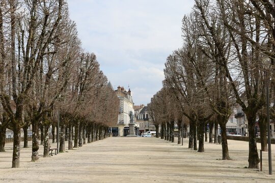 Esplanade pi&eacute;tonne arbor&eacute;e derri&egrave;re la statue de Vauban, ville de Avallon, d&eacute;partement de l'Yonne, France