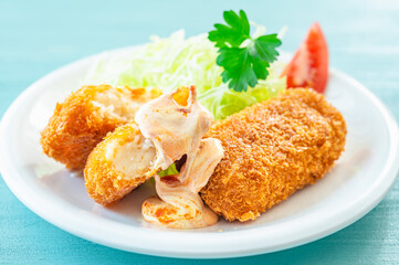 ソースをかけたカニクリームコロッケ