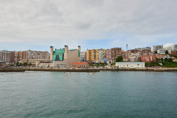 Obraz premium A panoramic view of the bay of Santander seen from the sea.