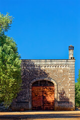 Eine Scheune mit altem Metalltor in Italien, Apulien
