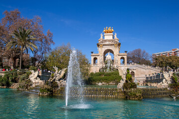Fototapeta na wymiar Fountain in Barcelona with a golden sculpture