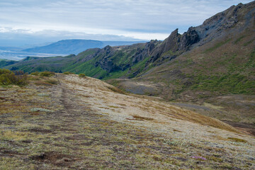 Wanderung durch Thorsmörk und Godaland im Süden von Island mit Blick auf die Schlucht mit dem Fluss Krossa. Im Hintergrund der Gletscher Myrdalsjökull auf der Caldera des Vulkans Katla.