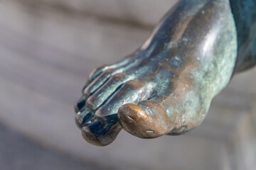 Fuss in Großaufnahme, Detail einer Bronzeskulptur am Leopoldsbrunnen in Innsbruck