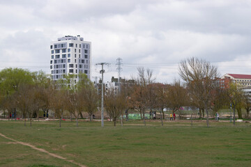 Paisajes con edificio alto moderno un día nublado.