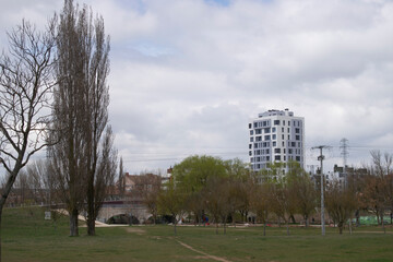 Paisajes con edificio alto moderno un d&iacute;a nublado.