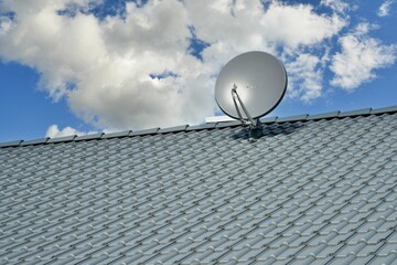 Satelliten-Antenne auf einem neu eingedeckten Ziegeldach