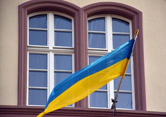 Ukraineflagge an einer Altbaufassade