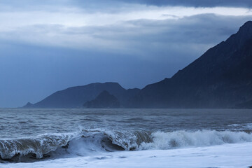 Obraz premium Mediterranean coast in Turkey, Antalya, mountains, sea, blue water, sun, waves.