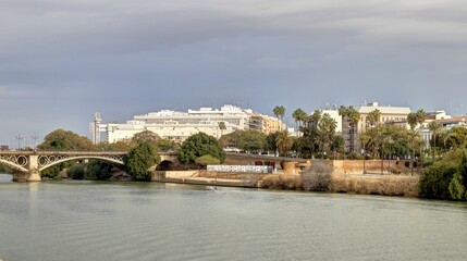 La tour de l'or sur les rives de la rivi&egrave;re &agrave; Guadalquivir &agrave; S&eacute;ville