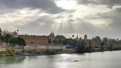Obraz premium La tour de l'or sur les rives de la rivière à Guadalquivir à Séville