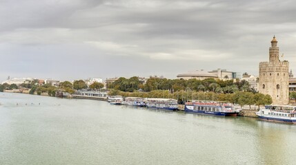 La tour de l'or sur les rives de la rivière à Guadalquivir à Séville