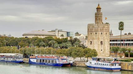 La tour de l'or sur les rives de la rivière à Guadalquivir à Séville © Lotharingia