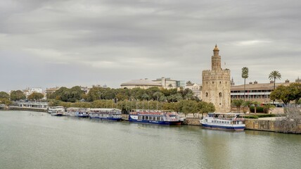 Fototapeta premium La tour de l'or sur les rives de la rivière à Guadalquivir à Séville