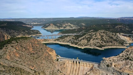 Obraz premium lac artificiel et barrage hydroélectrique de Contreras en Espagne, communauté de Valence