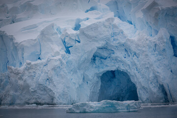 Eine tief blaue Eishöhle eines Gletschers in der Antarktis
