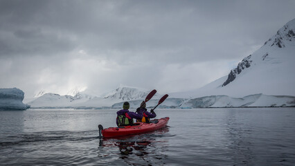 Adventure, mit dem roten Kanu durch das eisige Landschaftsidyll sowie den weißen Gletschern der Antarktis