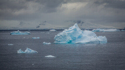 Blaue Gletscher und skurrile Eisformationen in den südpolaren Gewässern der Antarktis