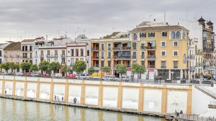 La tour de l'or sur les rives de la rivière à Guadalquivir à Séville