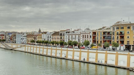 Obraz premium La tour de l'or sur les rives de la rivière à Guadalquivir à Séville
