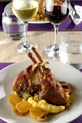 Lamb carré with mashed potatoes and onions