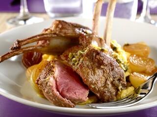 Lamb carré with mashed potatoes and onions
