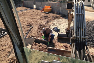 Budowa wjazdu do nowego domu. Układanie krawężników betonowych. Construction of an entrance to a new home. Laying concrete curbs. © jarizPJ