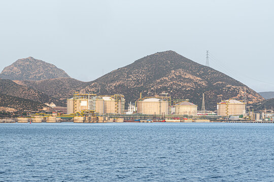 Hafen und Gas Terminal am Meer