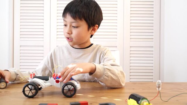 自由研究でモーターを作る小学生の男の子