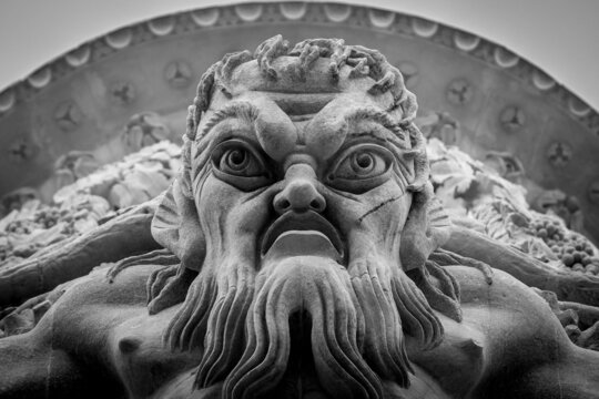 Escultura de cabeza de un gigante