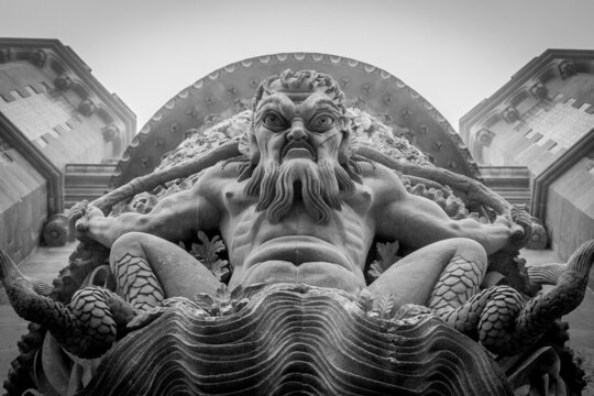 Escultura de cabeza en blanco y negro de un gigante