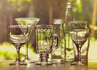 Vasos, copas y botellas de vidrio a contraluz