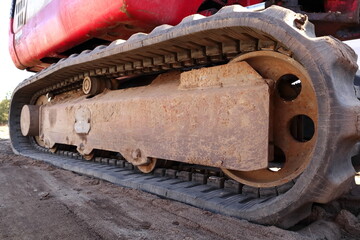 Minikoparka. Widok na gąsienice. Mini excavator. View of the caterpillars. © jarizPJ