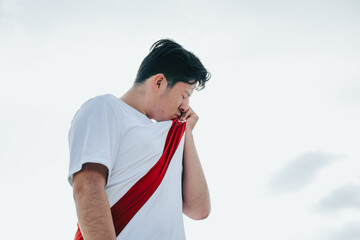 Fan de la selección de Perú besando su escudo. Fan de Perú. Concepto de Futbol